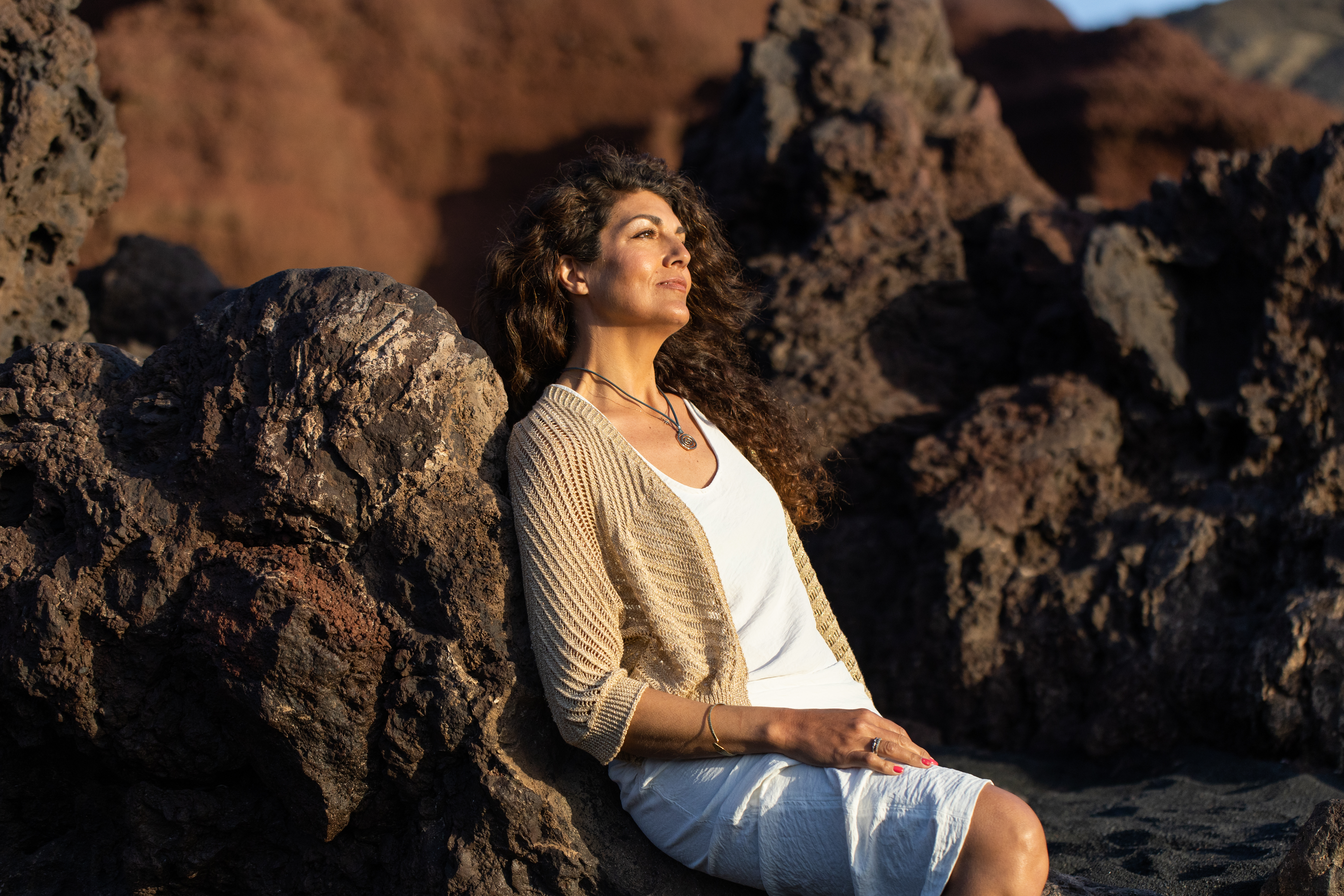 Paz Calap apoyada mirando el atardecer